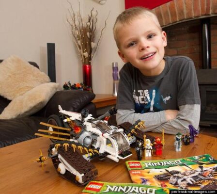 Cậu bé Luka Apps 7 tuổi với những món đồ chơi Lego ưa thích